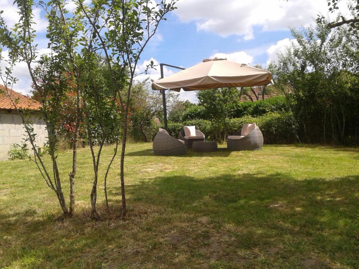 Domaine De La Rue Bed & Breakfast La Berthenoux Exterior photo